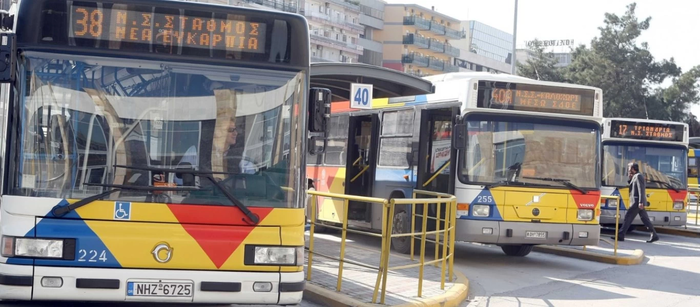 Θεσσαλονίκη: Νεαρός σκαρφάλωσε πίσω από λεωφορείο και έκανε την βόλτα του (βίντεο)